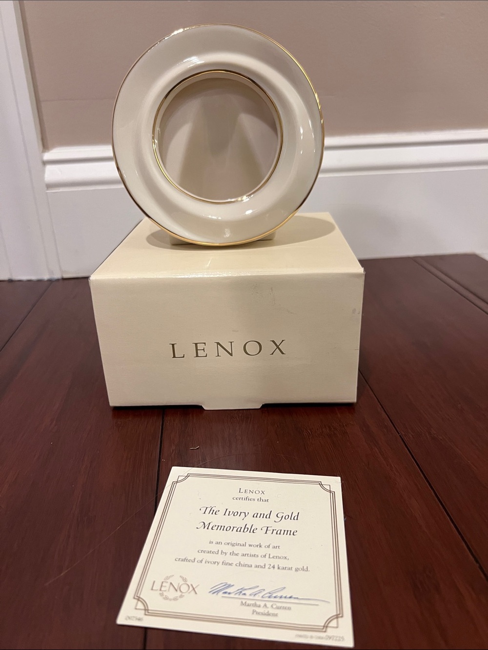 Lenox Ivory and Gold Memorable Round Photo Frame
